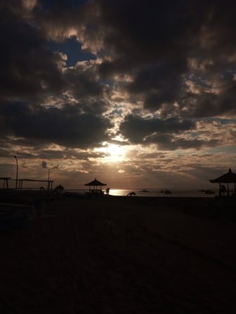 早朝のスマワンビーチ
