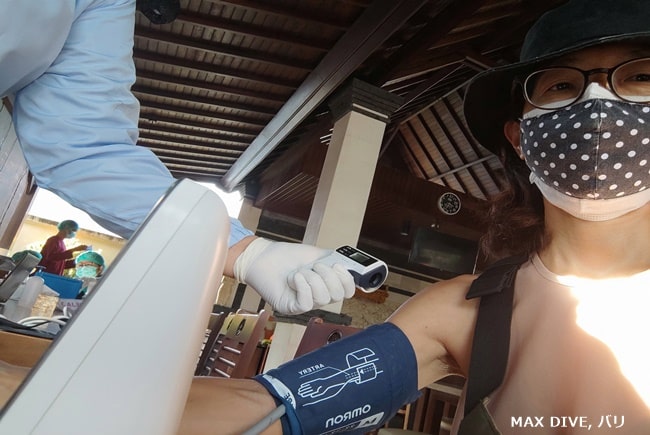 バリ島サヌールでコロナワクチン接種，血圧チェック