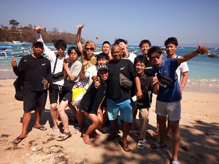 学生グループバリ島で体験ダイビングに挑戦