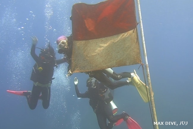 トランベンの沈船ポイントでインドネシアの国旗と一緒に記念撮影