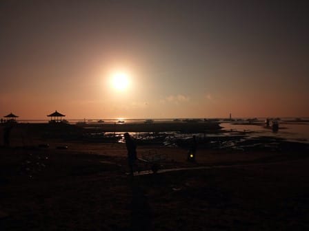 バリ島サヌールの朝日