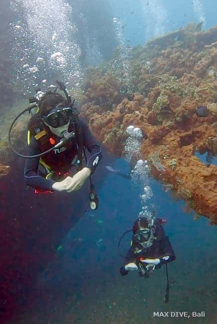 バリ島オープンウォーターダイバーコース、沈船リバティ号の周りを探検