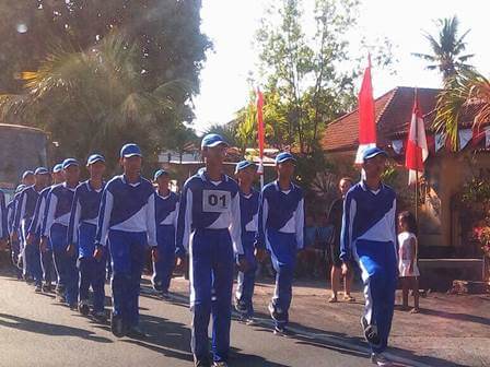 インドネシア独立記念日に向けて学生の行進の練習