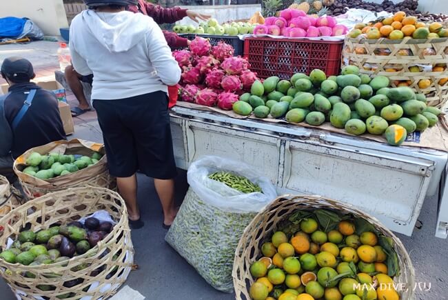 バリ島レノン地区の路上販売、美味しいフルーツ