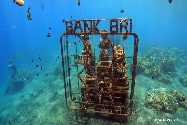バリ島アメッド，水中　bank BRI オブジェ