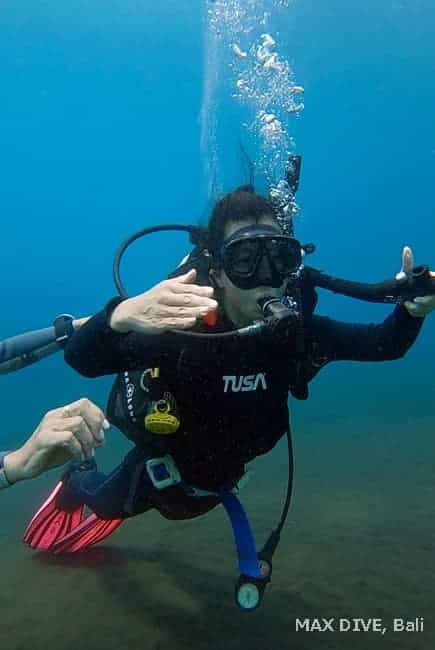 バリ島オープンウォーターダイバーコース、中性浮力フィンピポット