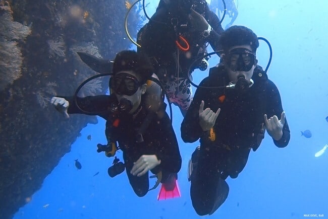 バリ島トランベン、体験ダイビングで沈船リバティ号の周りを探検