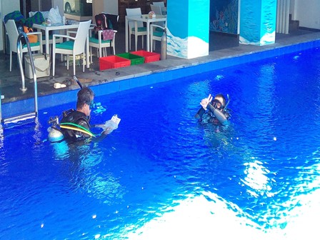 バリ島ダイビング：プール講習