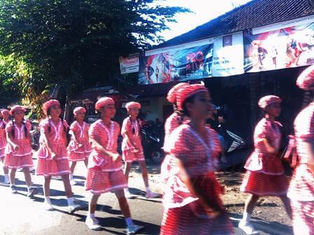 インドネシア独立記念日に向けて学生達が行進の練習