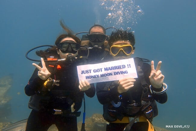 新婚旅行で行ったバリ島トランベン。水中で記念撮影
