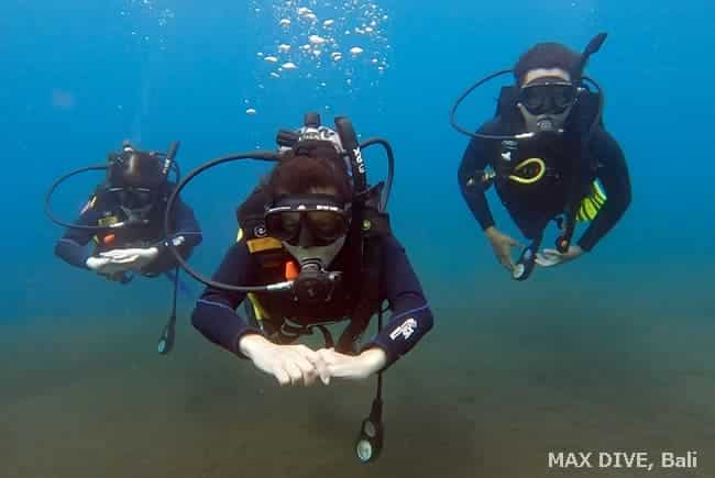 バリ島オープンウォーターダイバーコース、水中での泳ぐ姿勢