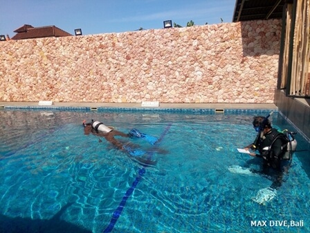 バリ島オープンウォーターコース 、プールでダイビングスキルの練習