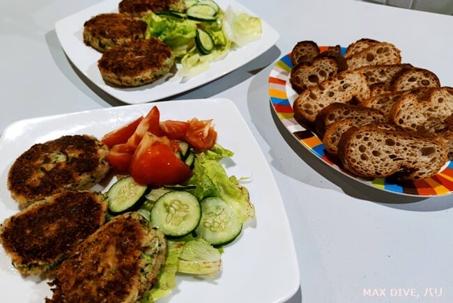バリ島コロナ禍のお家時間、自宅で食事、ズッキーニのハンバーグ